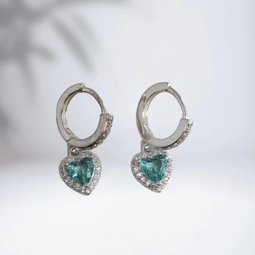 Brinco argolinha pingente coração zircônias verde