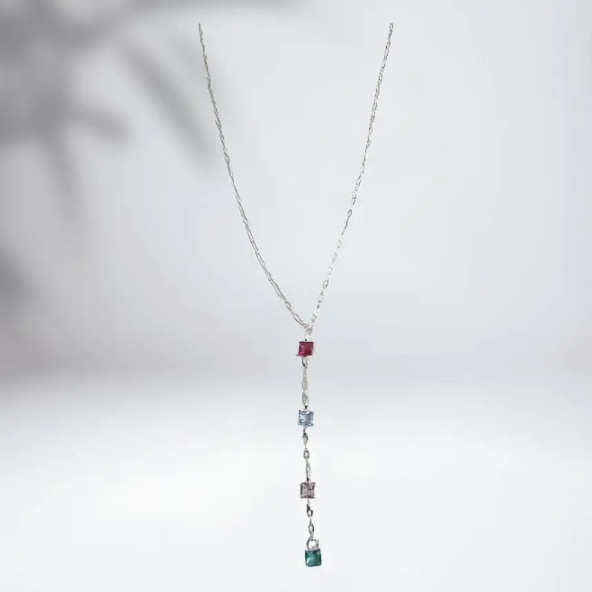 Colar estilo gravatinha zirconias coloridas