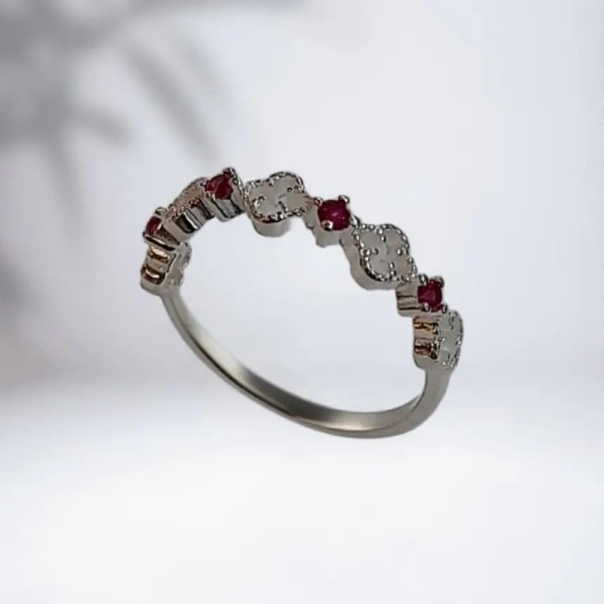 Anel trevo e zirconia rosa