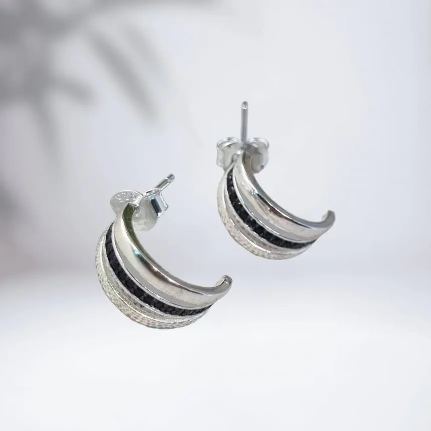 Brinco meia argola click tripla com zirconia preta