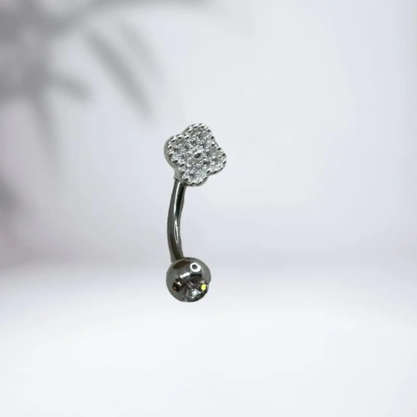 Piercing umbigo trevo cravejado