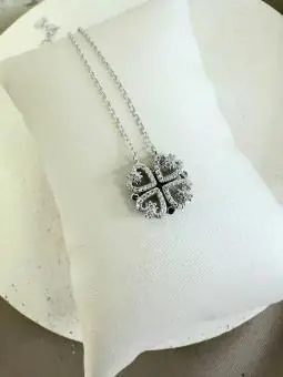Colar trevo em forma de coração cravejado zirconia