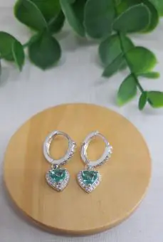 Brinco argolinha pingente coração zircônias verde