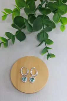 Brinco argolinha pingente coração zircônias verde