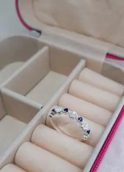 Anel trevo e zirconia azul