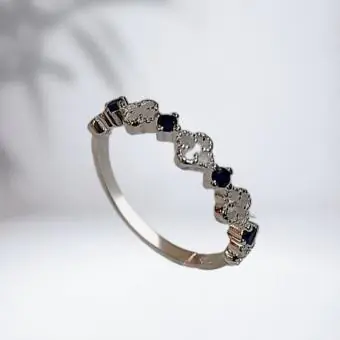 Anel trevo e zirconia azul