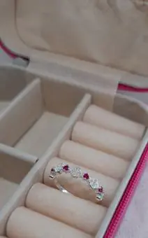 Anel trevo e zirconia rosa