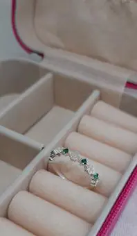 Anel trevo e zirconia verde