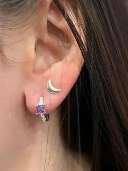 Brinco argolinha cravejado pedra zirconia roxa