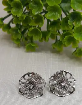 Brinco flor vazado e miolo zirconia