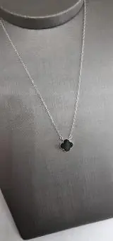 Colar trevo unico pedra onix