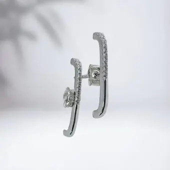 Brinco earhook meio liso e meio zirconia - Código 1886