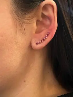 Brinco earcuff zirconia vermelha