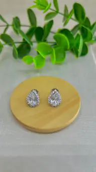 Brinco gota cravejado zirconia