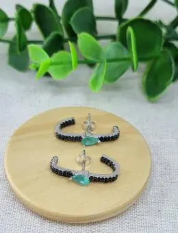 Brinco earhook zirconia negra e zirconia verde fusion