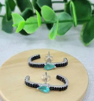 Brinco earhook zirconia negra e zirconia verde fusion