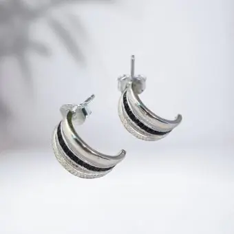 Brinco meia argola click tripla com zirconia preta - Código 1913