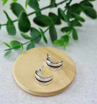 Brinco meia argola click tripla com zirconia preta