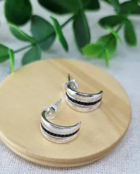 Brinco meia argola click tripla com zirconia preta