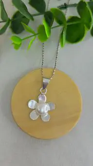 Pingente flor miolo perola