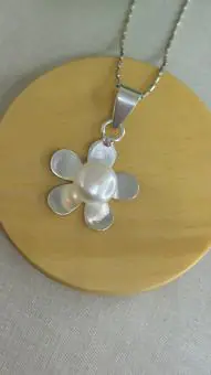 Pingente flor miolo perola