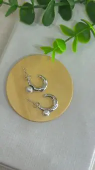 Brinco meia argola torcida com perola