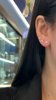 Brinco earcuff três estrelas cravejada