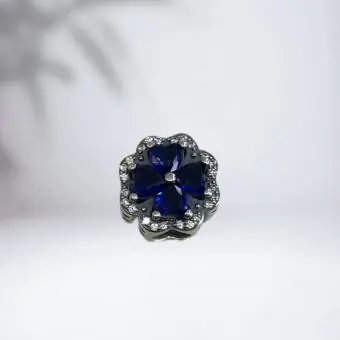 Berloque flor azul cravejada