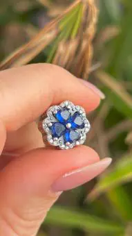 Berloque flor azul cravejada