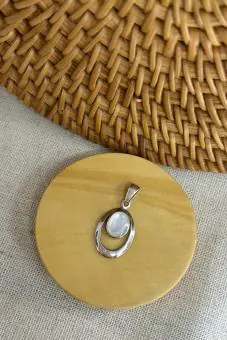Pingente oval madreperola
