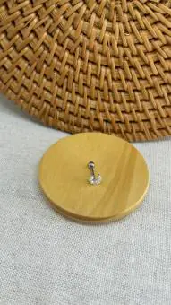 Piercing ferradura cravejada