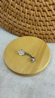 Piercing umbigo trevo cravejado
