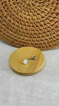 Piercing umbigo trevo cravejado