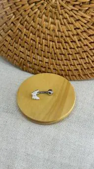 Piercing umbigo borboleta cravejada