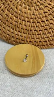 Piercing flor zinha unica cravejada