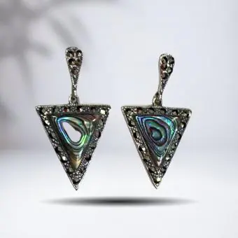 Brinco triangular marcassita e centro abalone