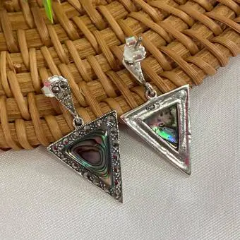 Brinco triangular marcassita e centro abalone